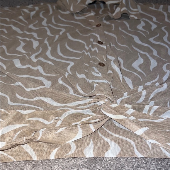 Beige and White Patterned Mesh Button-Up Blouse - Picture 3 of 5